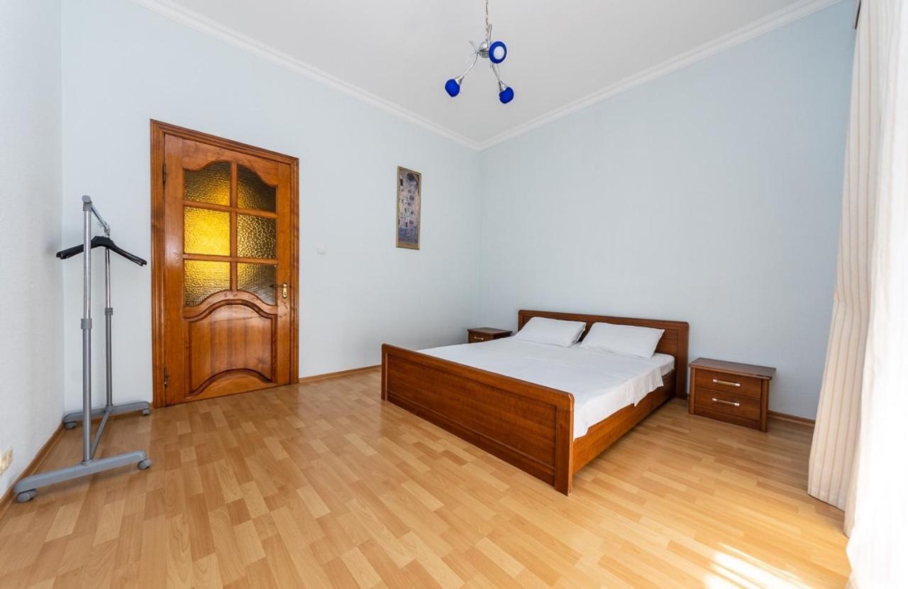 Alex Apartments Near Independence Square - Kiev Екстериор снимка