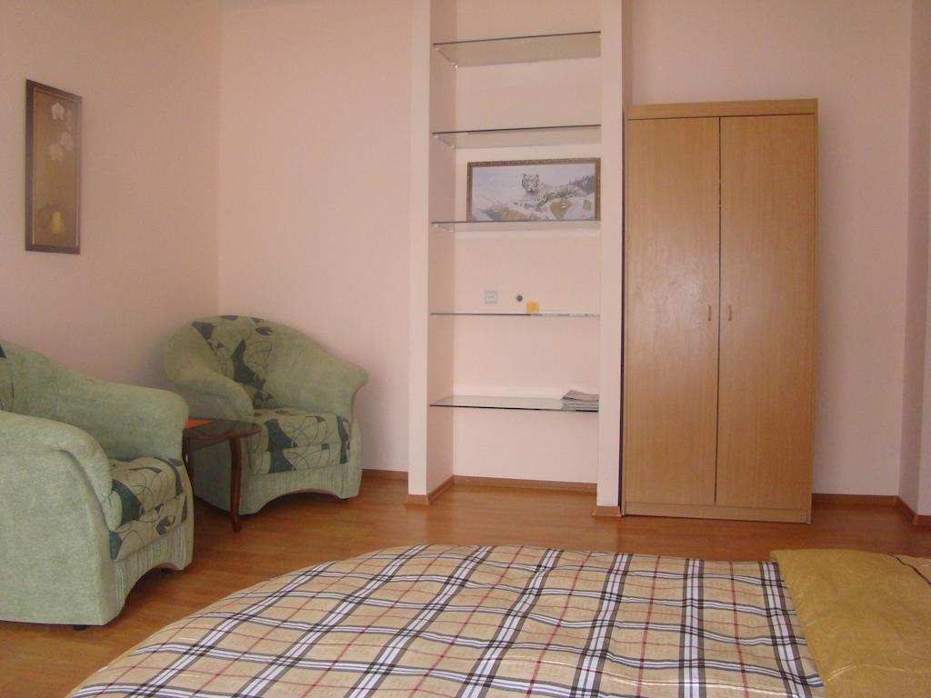 Alex Apartments Near Independence Square - Kiev Стая снимка