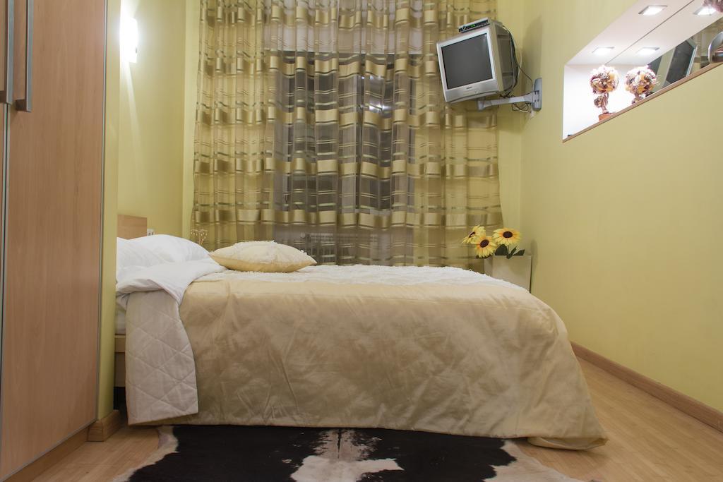 Alex Apartments Near Independence Square - Kiev Стая снимка